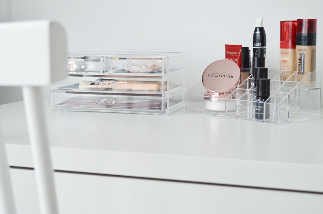 akrylowy organizer na kosmetyki jak zorganizować kosmetyki